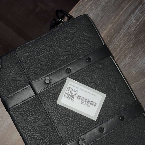 Louis Vuitton Mens messenger bag - Picture 2 of 4